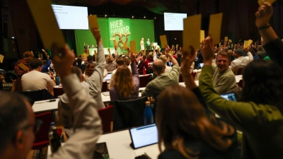 Mit großer Mehrheit stimmten die Delegierten für den Leitantrag zum Thema Wohnen.  (Foto: Daniel Löb/dpa)