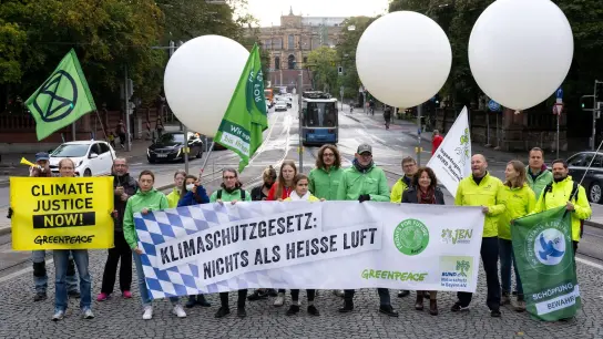 Mitglieder von BUND, Greenpeace und Fridays for Future demonstrieren in der Nähe des Landtages für besseren Klimaschutz. (Foto: Sven Hoppe/dpa)