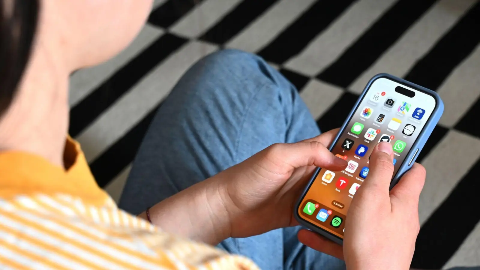 Eltern wollen laut einer neuen Umfrage ein Handy-Verbot an Schulen. (Symbolbild) (Foto: Elisa Schu/dpa)