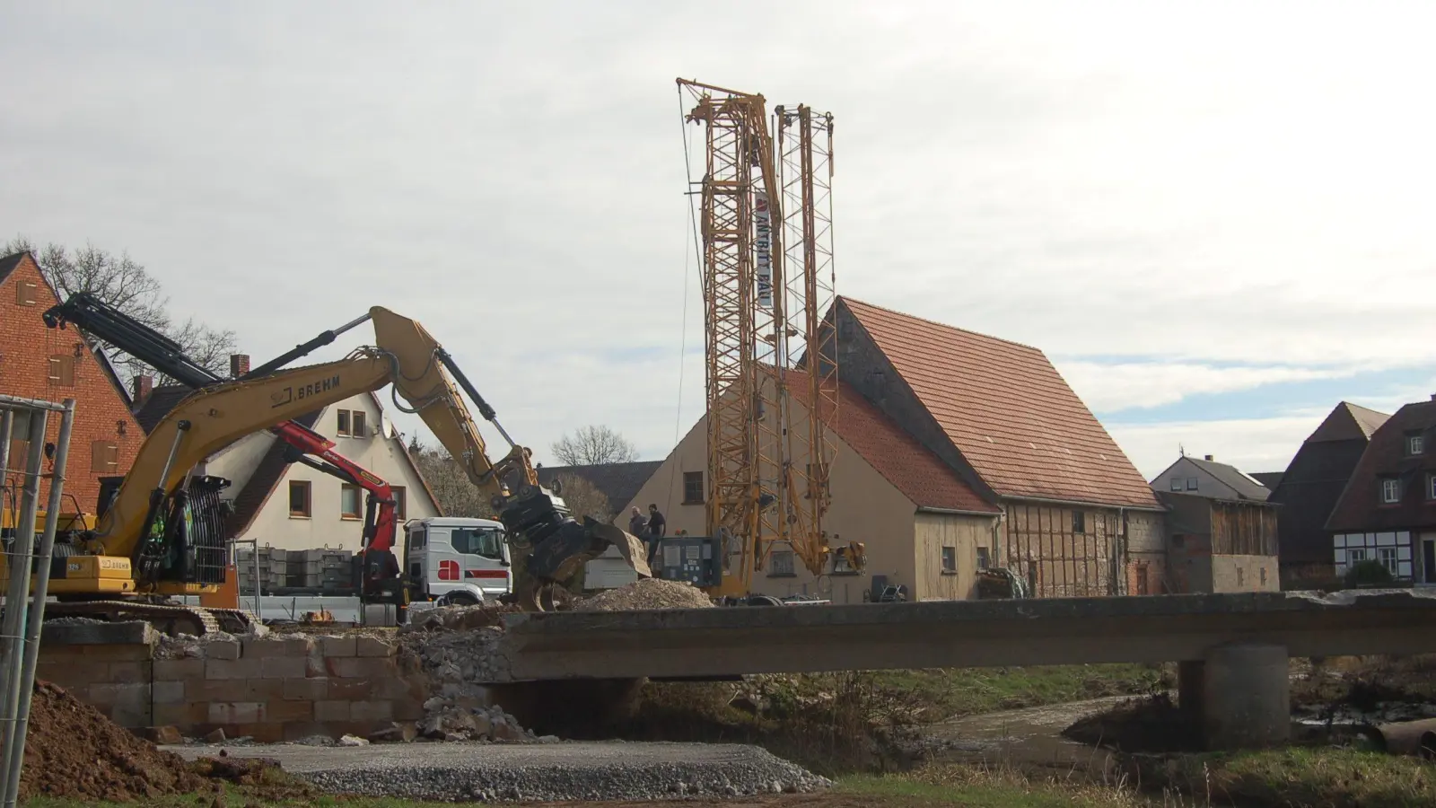 Bisher muss der Abriss der Steinachbrücke in Gutenstetten noch gebremst laufen. Aber Bürgermeister Gerhard Eichner zeigt sich zuversichtlich, dass es nach der Muschelabsuche zügiger vorangeht. (Foto: Christa Frühwald)