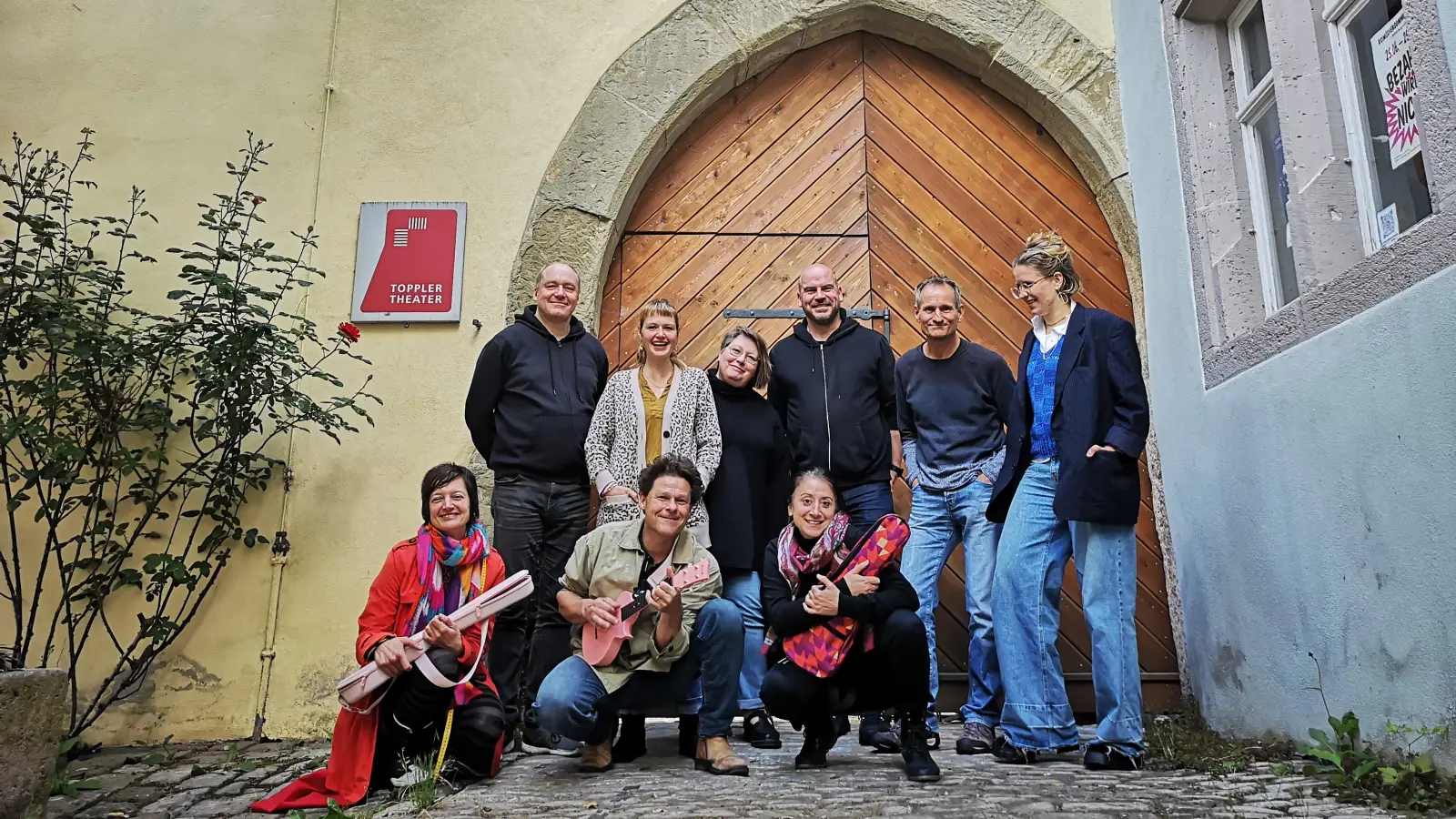 Das Team des Toppler-Theaters hat losgelegt. Die Proben für die Inszenierung der Komödie „Bezahlt wird nicht“ von Dario Fo laufen. Die Aufnahme zeigt die an der Produktion Beteiligten mit Theaterleiter Jürgen Eick (Zweiter von links). (Foto: Jürgen Binder)