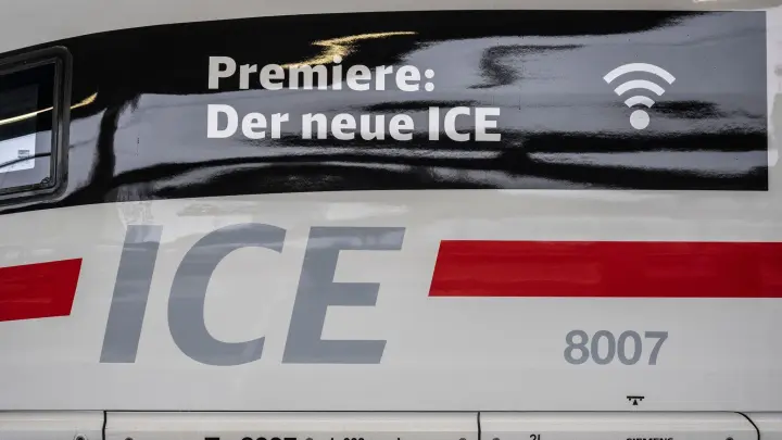 Zur Premiere des ICE 3 Neo steht die neue Variante des Schnellzuges abfahrbereit im Hauptbahnhof von Frankfurt. (Foto: Boris Roessler/dpa)