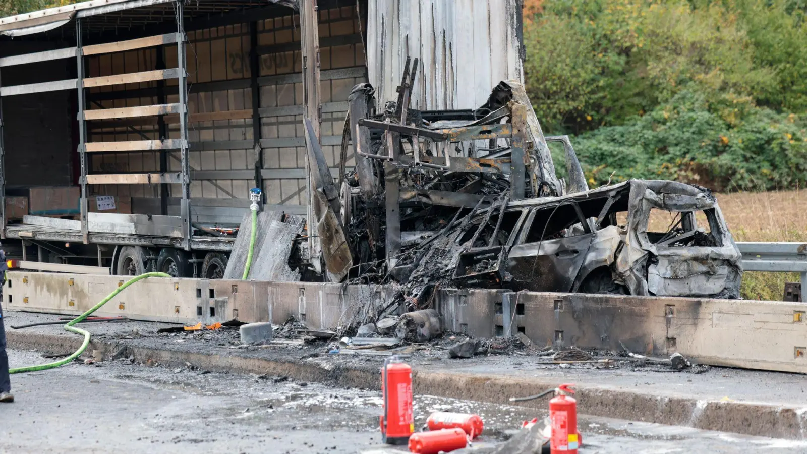 Bei einem Unfall auf der A59 bei Köln ist ein Mensch gestorben. (Foto: Thomas Banneyer/dpa)