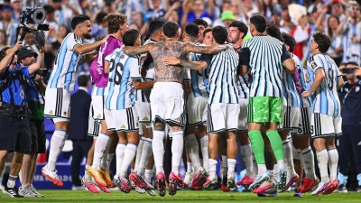 Die argentinischen Spieler feierten den Halbfinal-Einzug bei der WM. (Foto: Tom Weller/dpa)