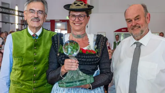 Ilse Aigner, (M) Landtagspräsidentin im bayerischen Landtag, wird gekürt. (Foto: Armin Weigel/dpa)