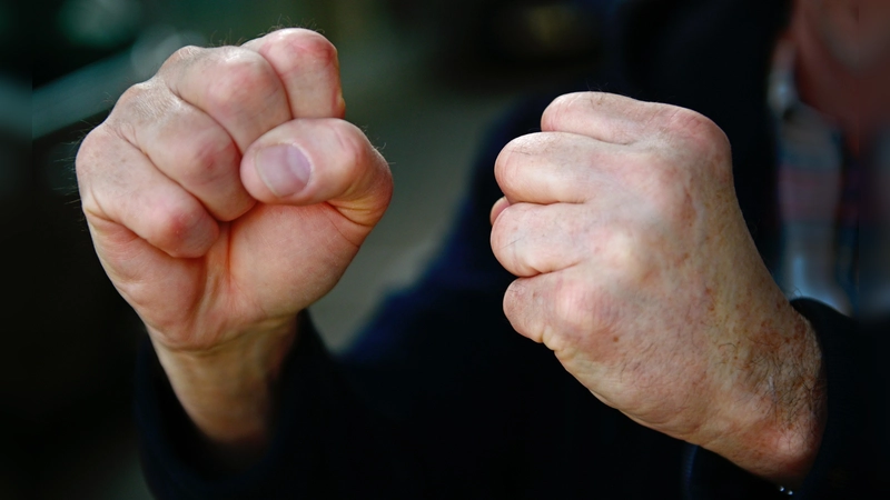 Der 50-Jährige teilte nicht nur verbal aus, sondern ging den Passanten auch körperlich an. (Symbolbild: Anna Beigel)