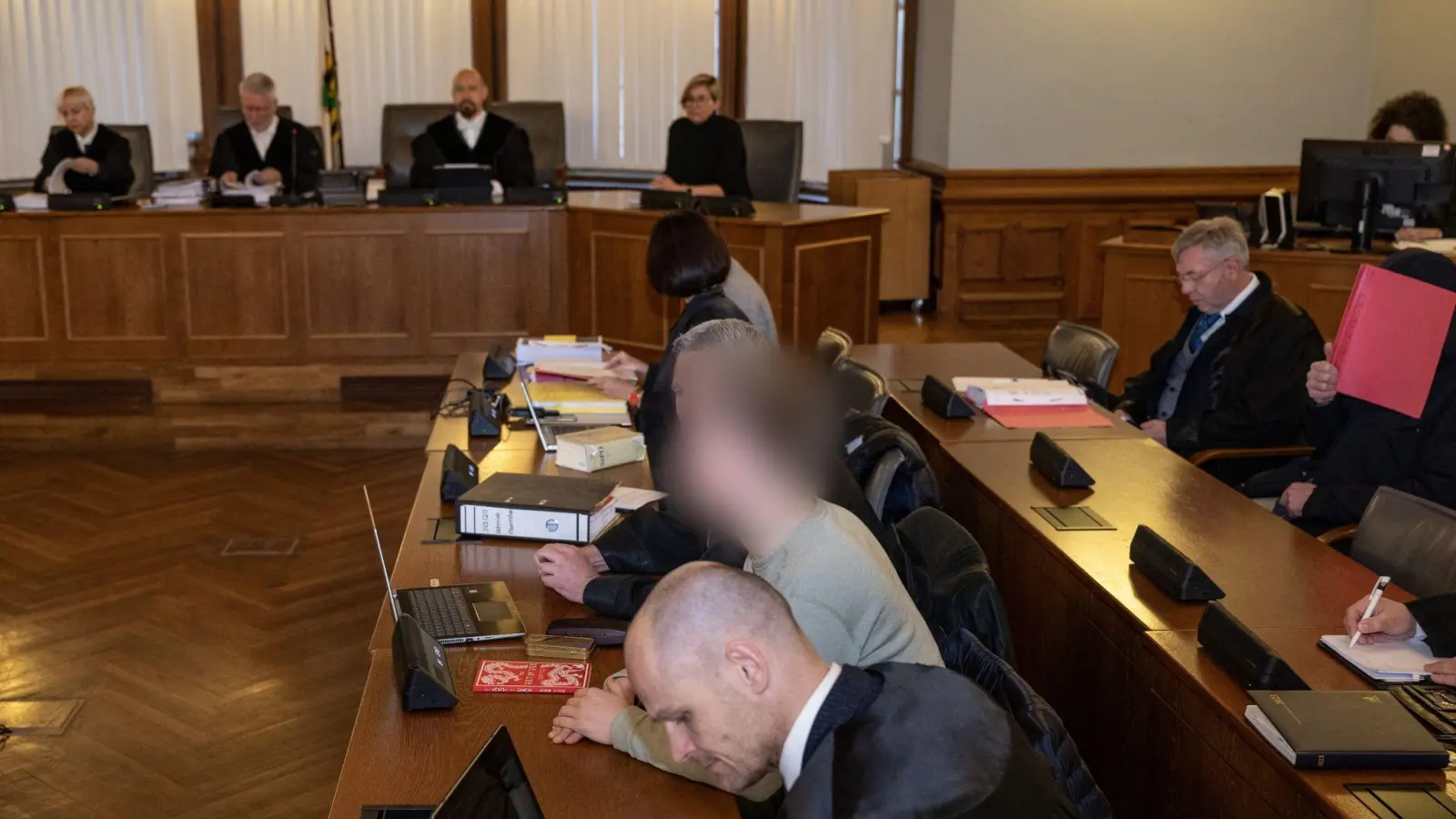 Zu Prozessbeginn gegen den als „Kinderzimmer-Dealer“ bekannten 27 Jahre alten Leipziger und vier weiteren Männern im Landgericht Leipzig. (Foto: Hendrik Schmidt/dpa)