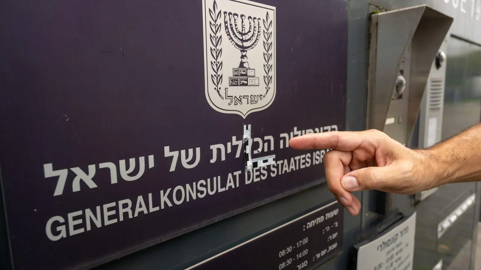 Das Generalkonsulat wurde vor einem Jahr zum Ziel (Archivbild). (Foto: Stefan Puchner/dpa)