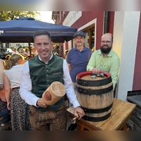 Mit einem gezielten Schlag stach Bürgermeister Sven Waidmann symbolisch das erste Fass Kirchweihbier an. (Foto: Johannes Flierl)