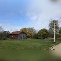 Auf diesem Grundstück soll das neue Dorfgemeinschaftshaus in Neustädtlein entstehen. Die bereits vorhandene Hütte wird in die Planungen einbezogen. Die Stadt will das Projekt trotz angespannter Haushaltslage zügig angehen, weil die Chancen auf Fördermittel gut stehen.  (Foto: Markus Weinzierl)