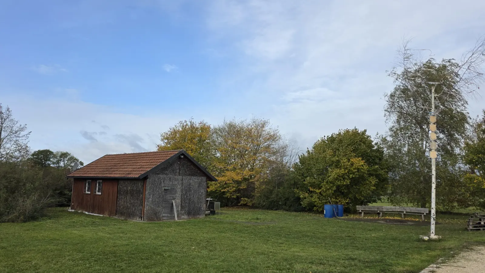 Auf diesem Grundstück soll das neue Dorfgemeinschaftshaus in Neustädtlein entstehen. Die bereits vorhandene Hütte wird in die Planungen einbezogen. Die Stadt will das Projekt trotz angespannter Haushaltslage zügig angehen, weil die Chancen auf Fördermittel gut stehen.  (Foto: Markus Weinzierl)