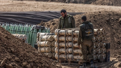 Israelische Artilleriesoldaten stehen in der Nähe der Grenze zum Gazastreifen während der anhaltenden israelischen Bombardierung des Gazastreifens. (Foto: Ilia Yefimovich/dpa)