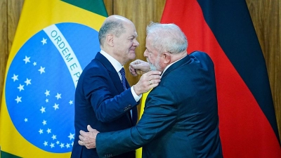 Bundeskanzler Olaf Scholz umarmt beim Staatsbesuch in Brasilien Ende Januar Präsident Luiz Inácio Lula da Silva (r). Vor Ort zeigte Scholz sich zuversichtlich, dass es beim Freihandelsabkommen rasch zu einem Abschluss kommt. (Foto: Kay Nietfeld/dpa)