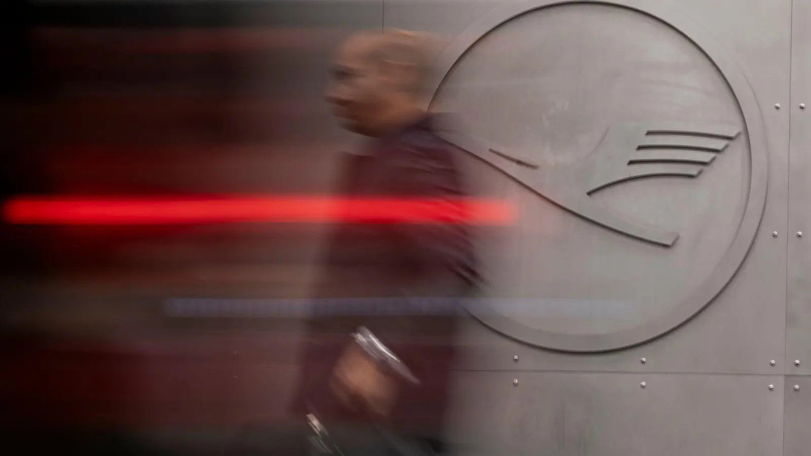 Der Lufthansa-Konzern will in seinen Verwaltungen 4000 Jobs streichen. (Foto: Hannes P. Albert/dpa)