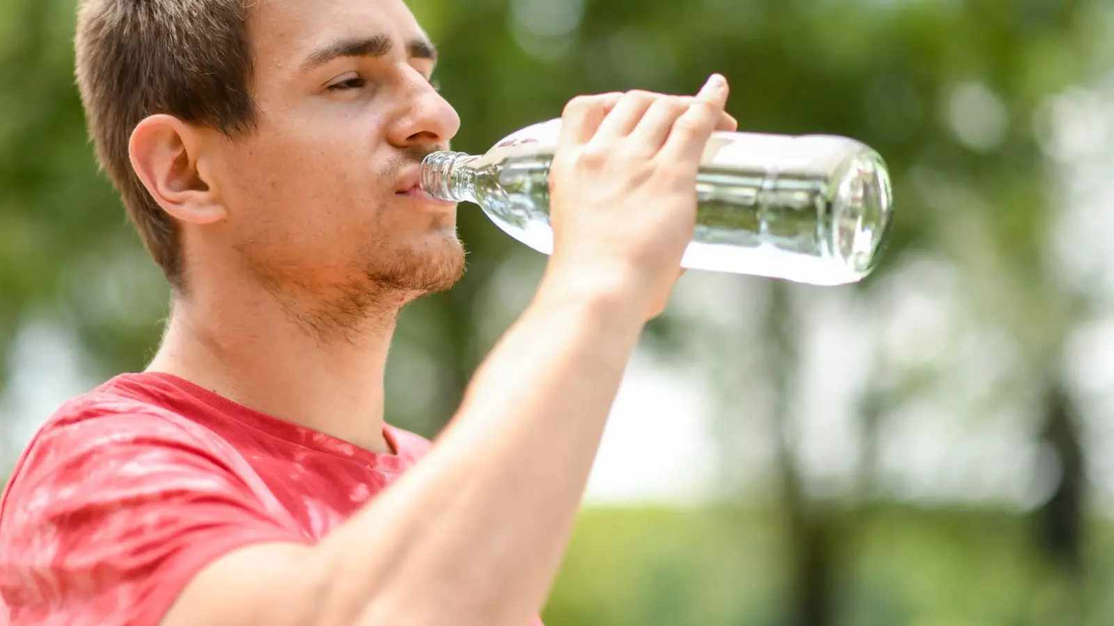 Wird Wasser kühl, dunkel und trocken gelagert, ist es auch viele Monate nach dem Ablauf des Mindesthaltbarkeitsdatums noch trinkbar. (Foto: Tobias Hase/dpa-tmn)