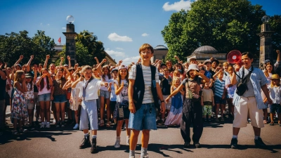 Nicholas Jonah Peter (Mitte) als Emil und seine vielen neuen Freunde in einer Szene des Films „Emil und die Detektive“ (Kinostart 24.09.2026). (Foto: -/Warner Bros./dpa)
