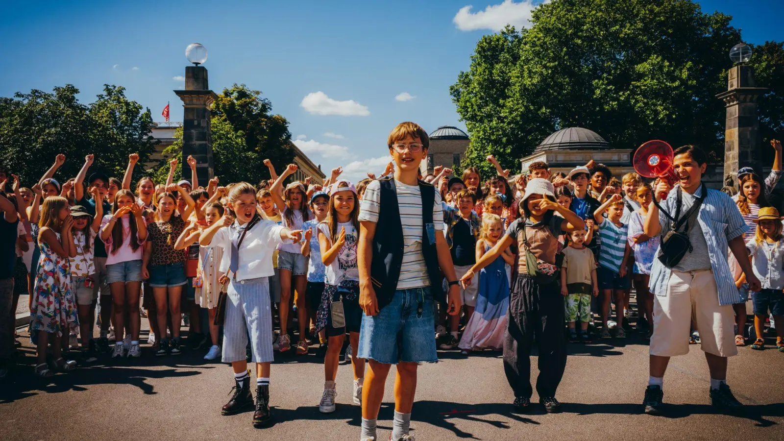 Nicholas Jonah Peter (Mitte) als Emil und seine vielen neuen Freunde in einer Szene des Films „Emil und die Detektive“ (Kinostart 24.09.2026). (Foto: -/Warner Bros./dpa)