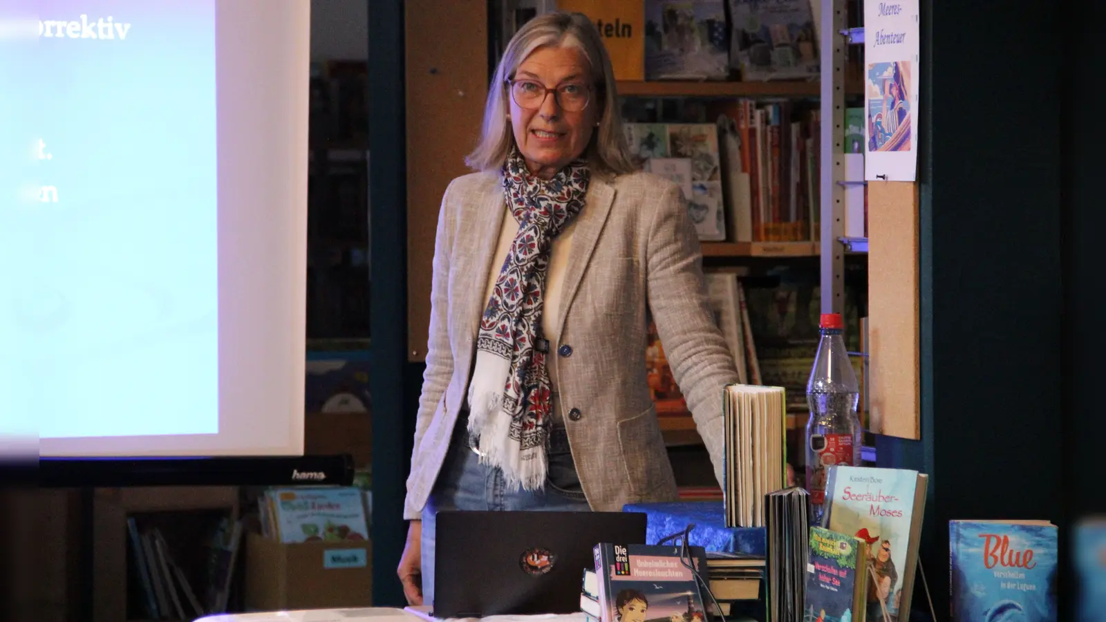 Sprach über die Pressefreiheit und thematisierte dabei immer wieder die Lage in den USA: Sabine Böhne-Di Leo in der Bücherei. (Foto: Clarissa Kleinschrot)