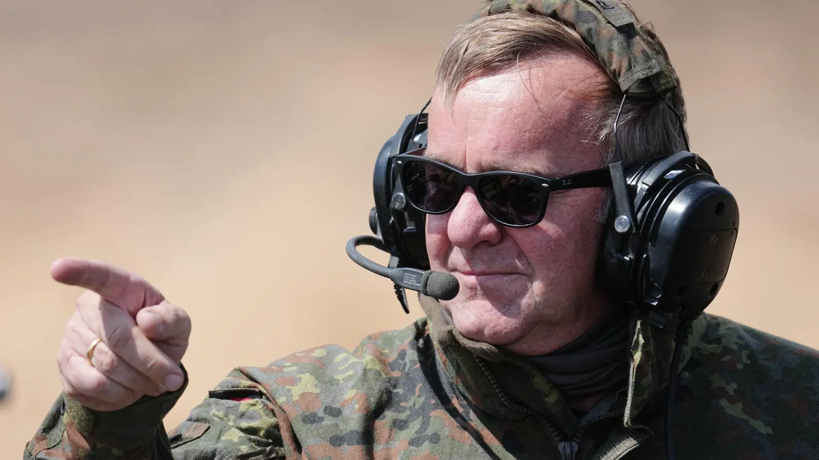 Pünktliche Einsatzbereitschaft hat für den Verteidigungsminister Priorität. (Foto: Kay Nietfeld/dpa)