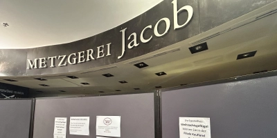 Im Brücken-Center hat die Filiale der Metzgerei Jacob dauerhaft geschlossen. Der Betreiber hatte Insolvenz angemeldet. (Foto: Florian Pöhlmann)