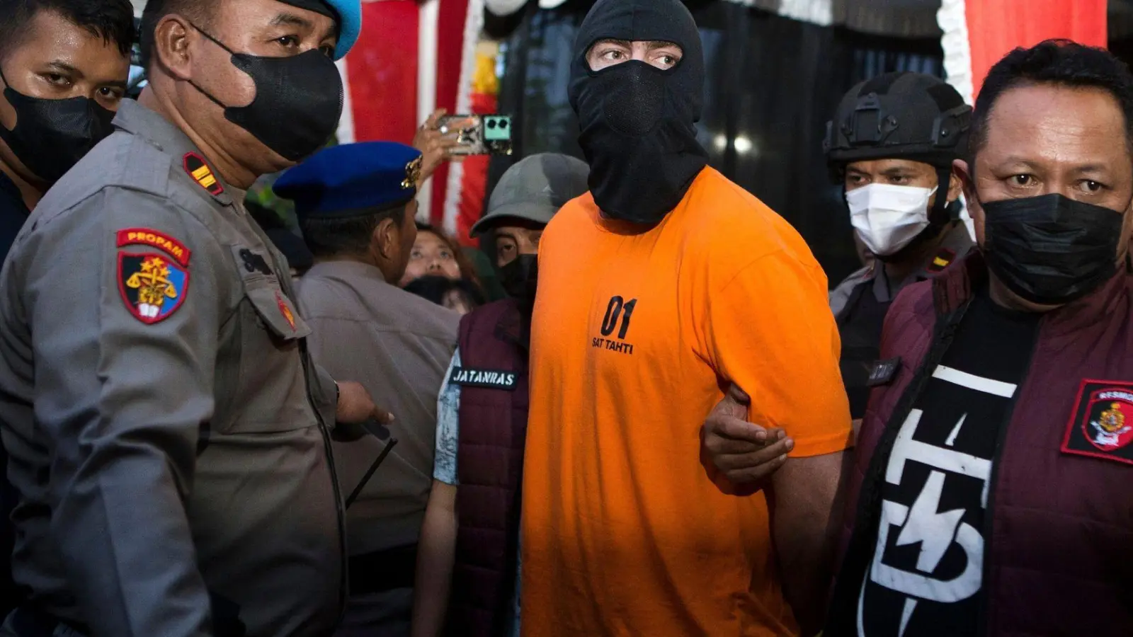 Die Angeklagten wurden in Sträflingsanzug und Sturmhaube der Presse vorgeführt. (Foto: Firdia Lisnawati/AP/dpa)