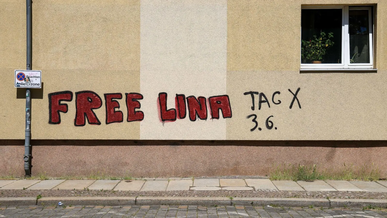 Ein Graffiti „Free Lina 3.6. Tag X“ an einem Wohnhaus im Leipziger Süden. Die Polizei erwartet am Samstag den größten Einsatz seit zwei Jahren. (Foto: Jan Woitas/dpa)