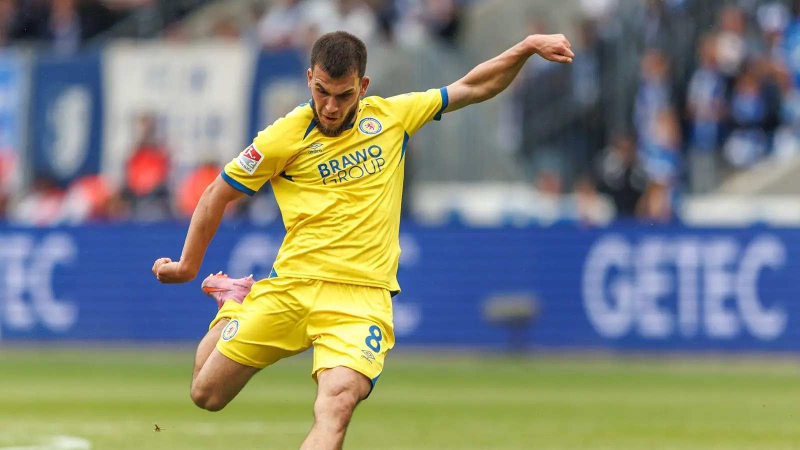 Mehmet Aydin nimmt Maß zum Führungstreffer (Foto: Andreas Gora/dpa)