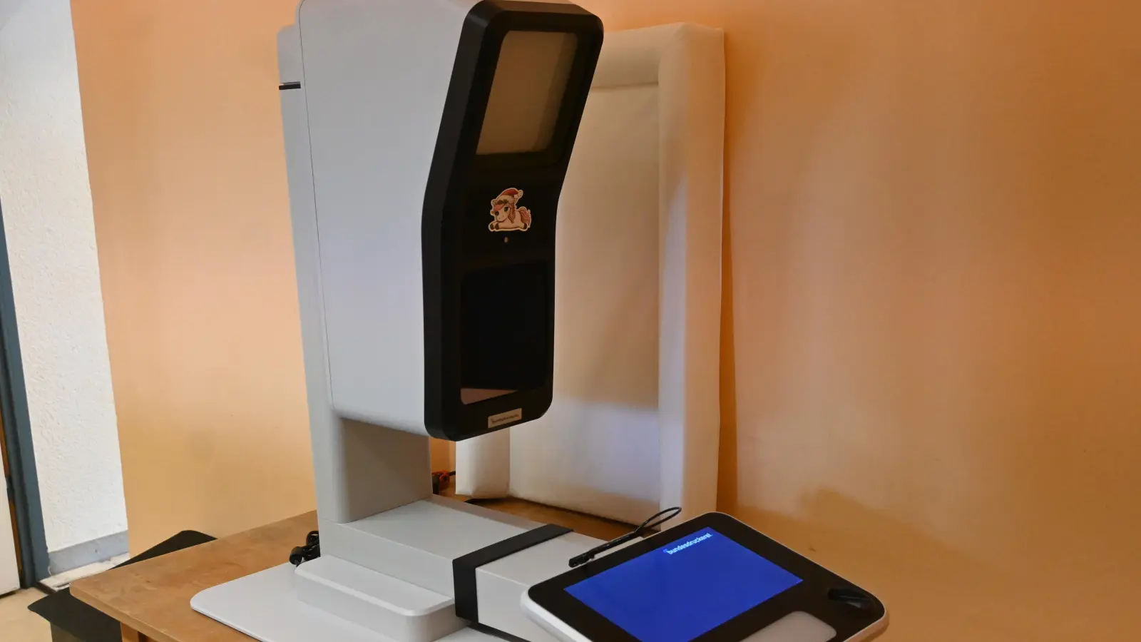 So sehen sie aus, die neuen Passfotoautomaten, die mittlerweile in vielen Rathäusern stehen. Für den Beruf des Fotografen stellen sie eine ernsthafte Bedrohung dar.  (Foto: Judith Marschall)