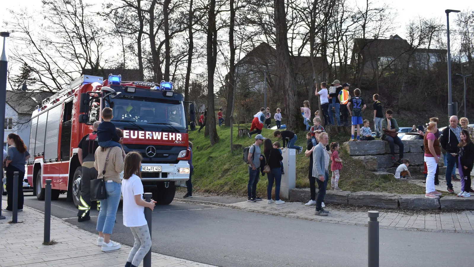 Mit Blaulicht rückte die Emskirchener Feuerwehr an; doch war rasch klar, dass es sich nicht wirklich um einen Ernstfall handelte. (Foto: Ute Niephaus)