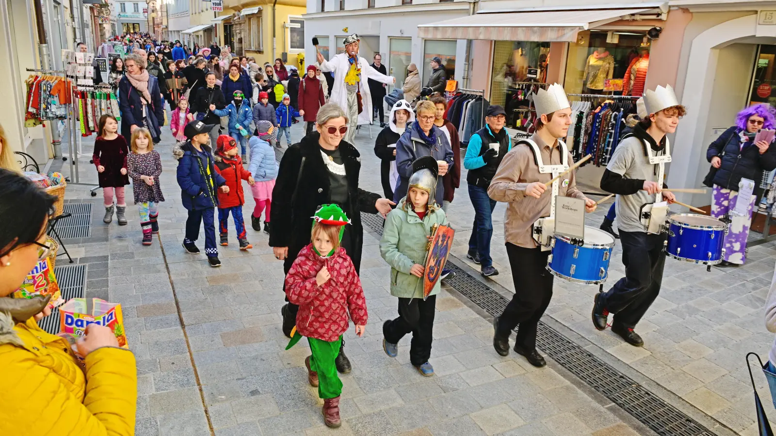 Begleitet von der Percussiongruppe „Marching Drums“ ging der Faschingsumzug der Kinder zum Beispiel durch die Neustadt. Immer wieder verteilten Menschen auf dem Weg Süßigkeiten. (Foto: Jim Albright)