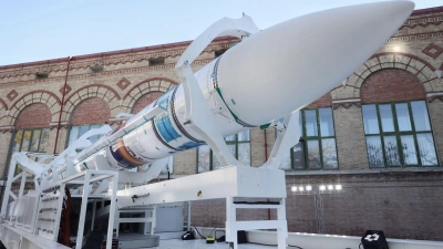 Die Träger-Rakete „Miura 1“ wird auf der Esplanade des Nationalen Museums für Naturwissenschaften in Madrid präsentiert. (Foto: Eduardo Parra/EUROPA PRESS/dpa)