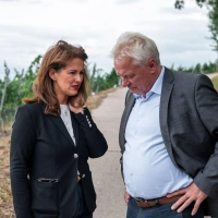 Die Agrarminister von Bund und Ländern treffen sich unter Vorsitz von Bayerns Ressortchefin Michaela Kaniber (l) mit Bundeslandwirtschaftsminister Alois Rainer (r). (Foto: Daniel Vogl/dpa)