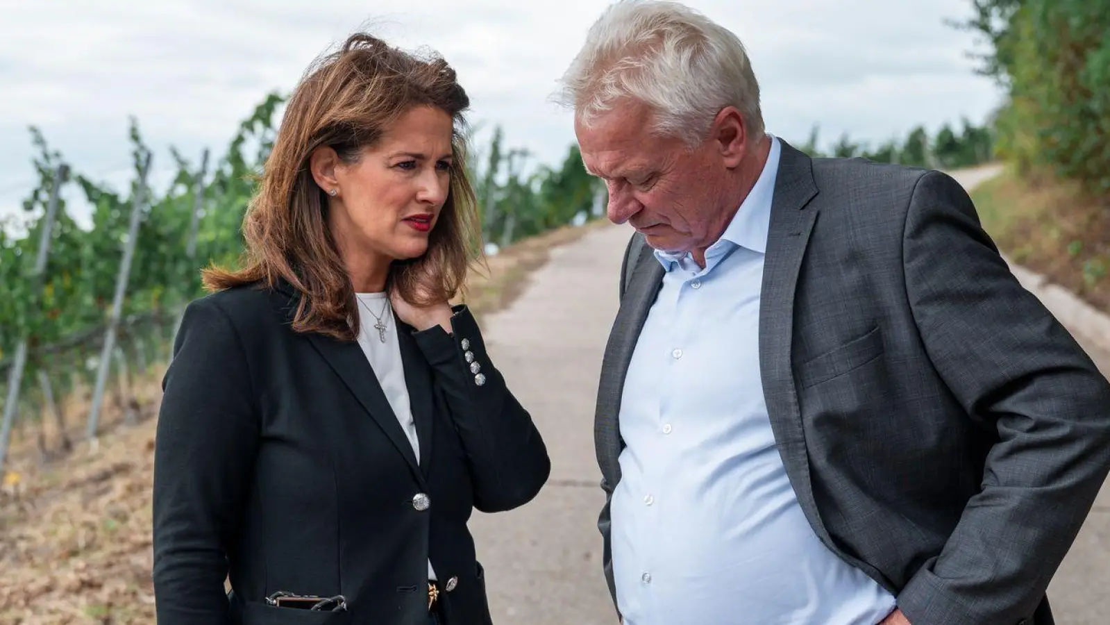 Die Agrarminister von Bund und Ländern treffen sich unter Vorsitz von Bayerns Ressortchefin Michaela Kaniber (l) mit Bundeslandwirtschaftsminister Alois Rainer (r). (Foto: Daniel Vogl/dpa)