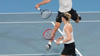 Angelique Kerber (unten) und Alexander Zverev während eines Mixed-Doppel-Matches. (Foto: Rick Rycroft/AP/dpa)
