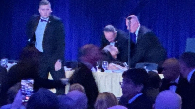 Trump wurde nach dem Vorfall bei der Abendveranstaltung evakuiert. (Foto: Mark Schiefelbein/AP/dpa)