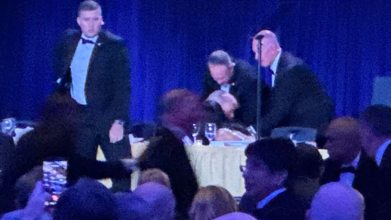 Trump wurde nach dem Vorfall bei der Abendveranstaltung evakuiert. (Foto: Mark Schiefelbein/AP/dpa)