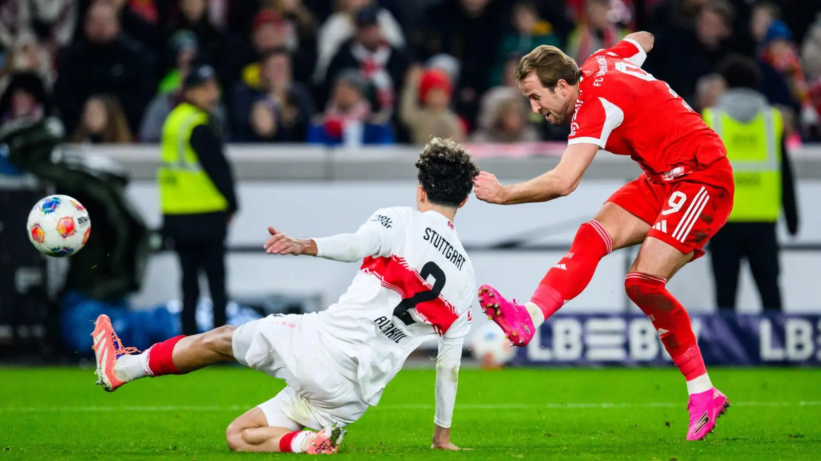 Der FC Bayern mit Torjäger Harry Kane trifft am 19. April wieder auf den VfB Stuttgart. (Archivbild)  (Foto: Tom Weller/dpa)