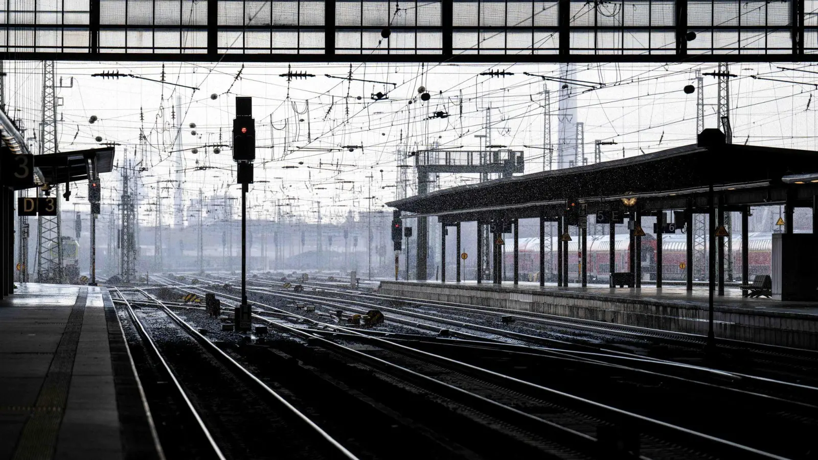Der Bahnsteig vom Bremer Hauptbahnhof ist menschenleer. Mit einem großangelegten bundesweiten Warnstreik haben die Gewerkschaften EVG und Verdi weite Teile des öffentlichen Verkehrs lahmgelegt. (Foto: Sina Schuldt/dpa)