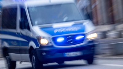 Einem Einsatzfahrzeug mit Blaulicht und Sirene muss Vorfahrt gewährt werden.  (Foto: Jens Büttner/dpa/dpa-tmn)