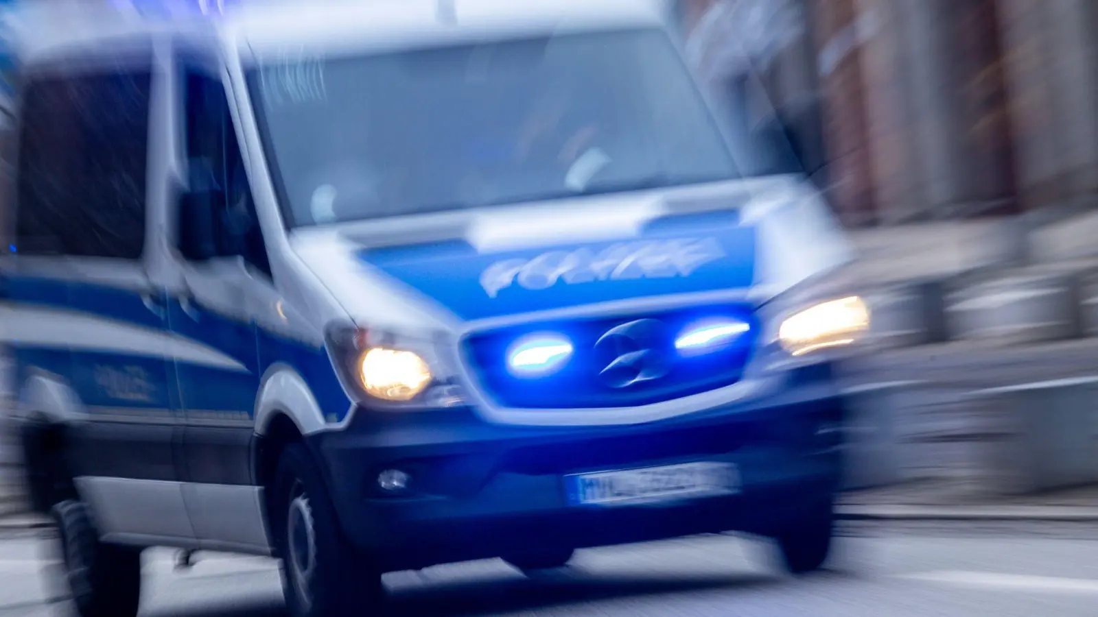 Einem Einsatzfahrzeug mit Blaulicht und Sirene muss Vorfahrt gewährt werden.  (Foto: Jens Büttner/dpa/dpa-tmn)