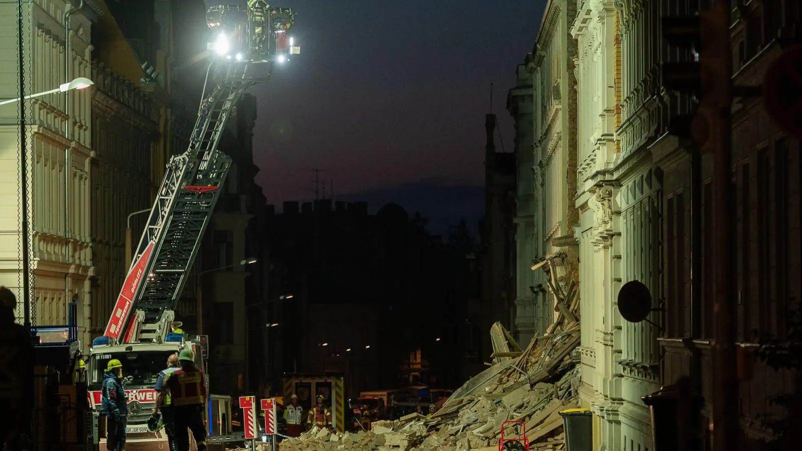 Die Unfallstelle musste zunächst abgesichert werden.  (Foto: Paul Glaser/dpa)