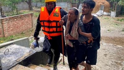 Rettungskräfte helfen einer älteren Frau, eine Notunterkunft in Cox&#39;s Bazar zu erreichen. (Foto: Al-emrun Garjon/AP/dpa)