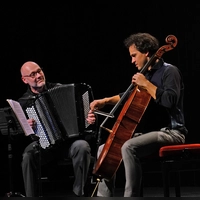 Der Akkordeonist Harald Oeler und der Cellist Ivan Turkalj lieferten ein perfektes Zusammenspiel. Der gebürtige Kroate am Saiteninstrument führte als charmanter Conferencier mit Wiener Akzent durch den Abend. (Foto: Elke Walter)