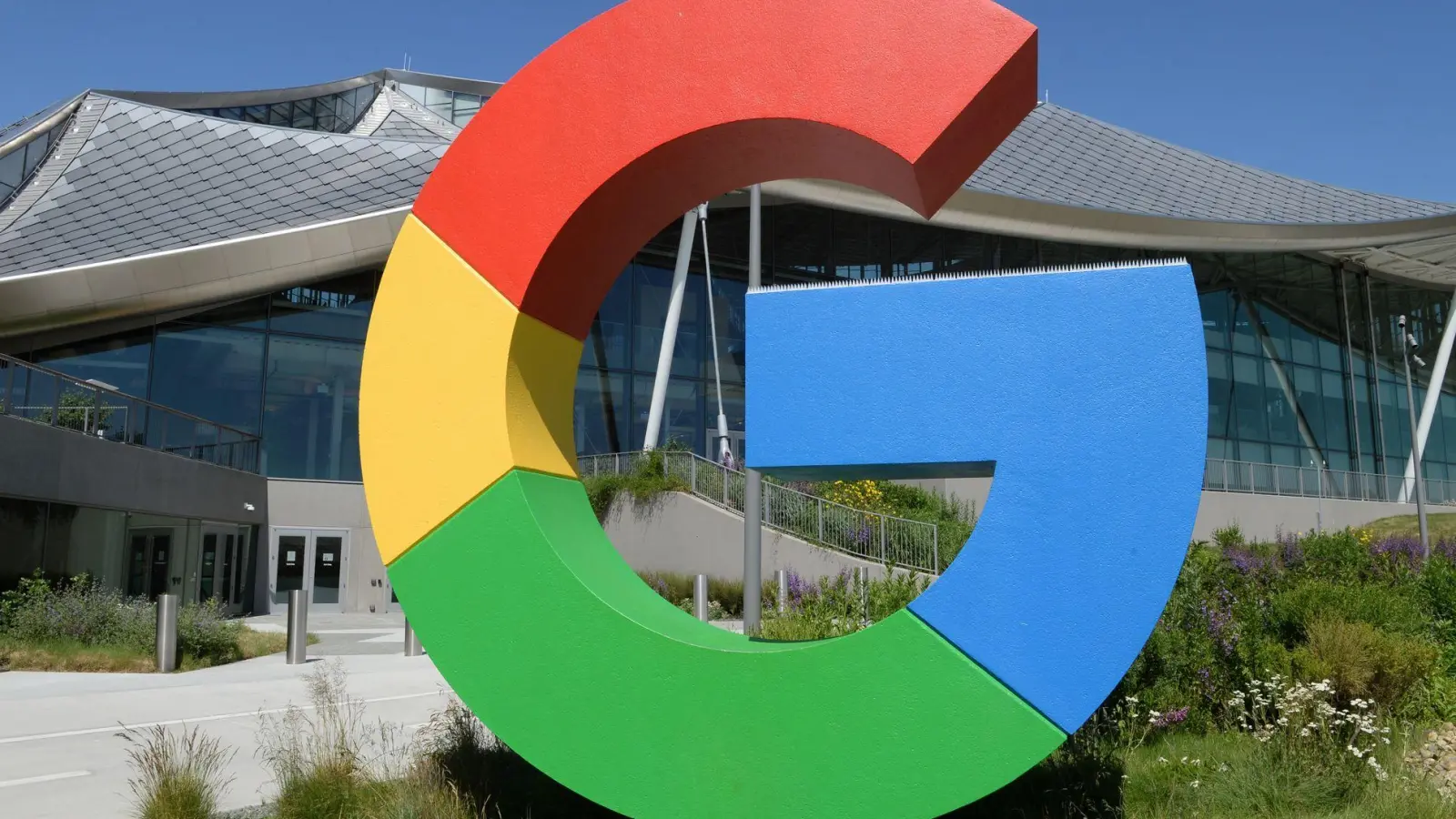 Google weitete die mit KI erstellen Zusammenfassungen über Suchergebnissen unter dem Druck neuer Rivalen aus. (Archivbild) (Foto: Andrej Sokolow/dpa)