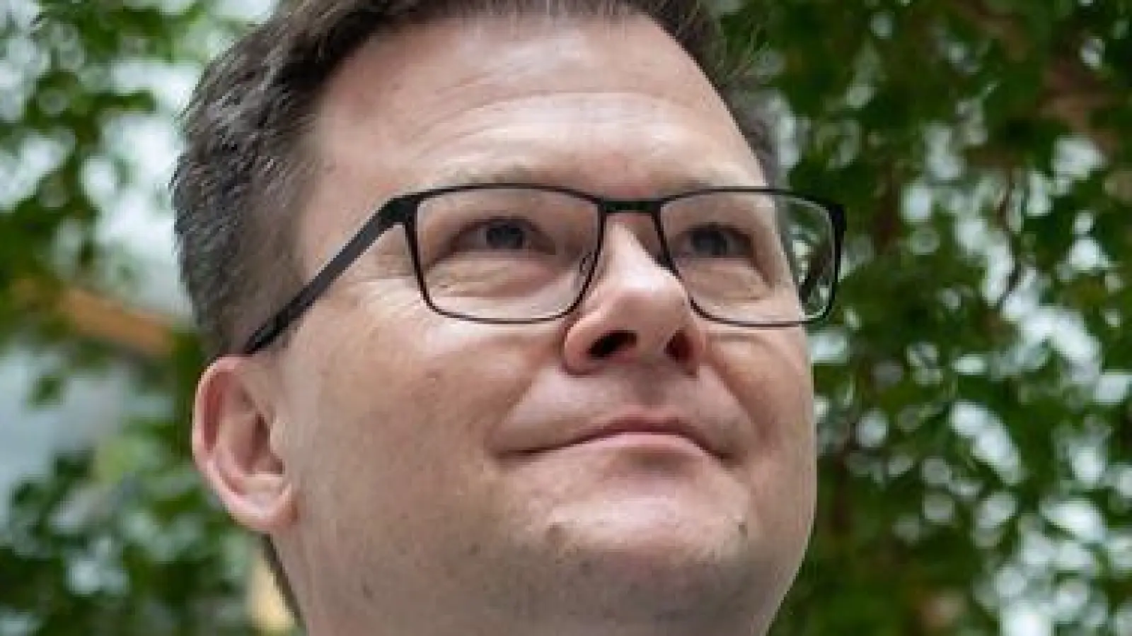 Umweltminister Carsten Schneider (SPD) sieht das neue Klimaschutzprogramm als Fortschritt - steckt aber auch reichlich Kritik dafür ein. (Foto: Michael Kappeler/dpa)