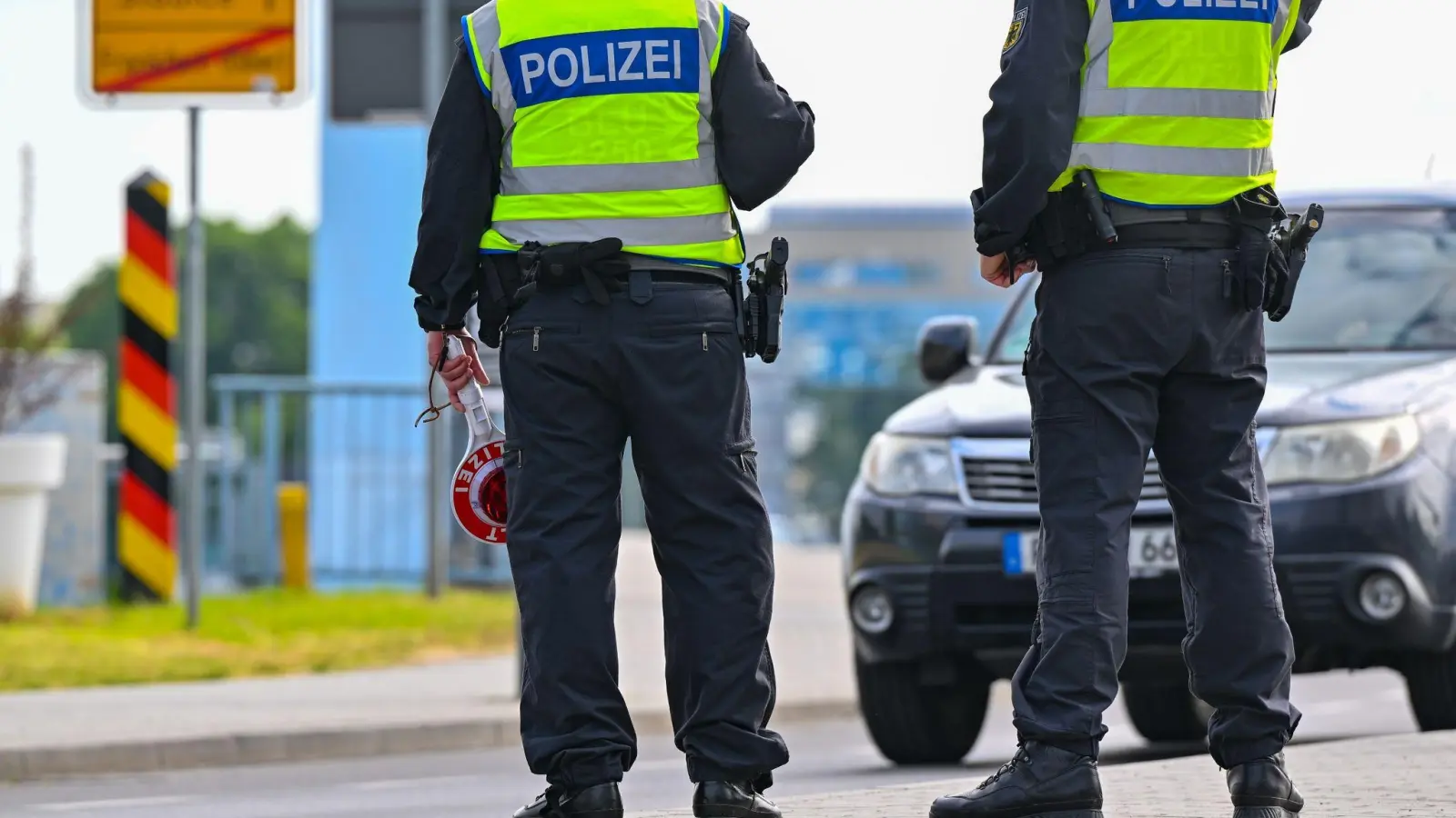 Beamte der Bundespolizei stehen am deutsch-polnischen Grenzübergang Stadtbrücke in Frankfurt (Oder). (Foto: Patrick Pleul/dpa)