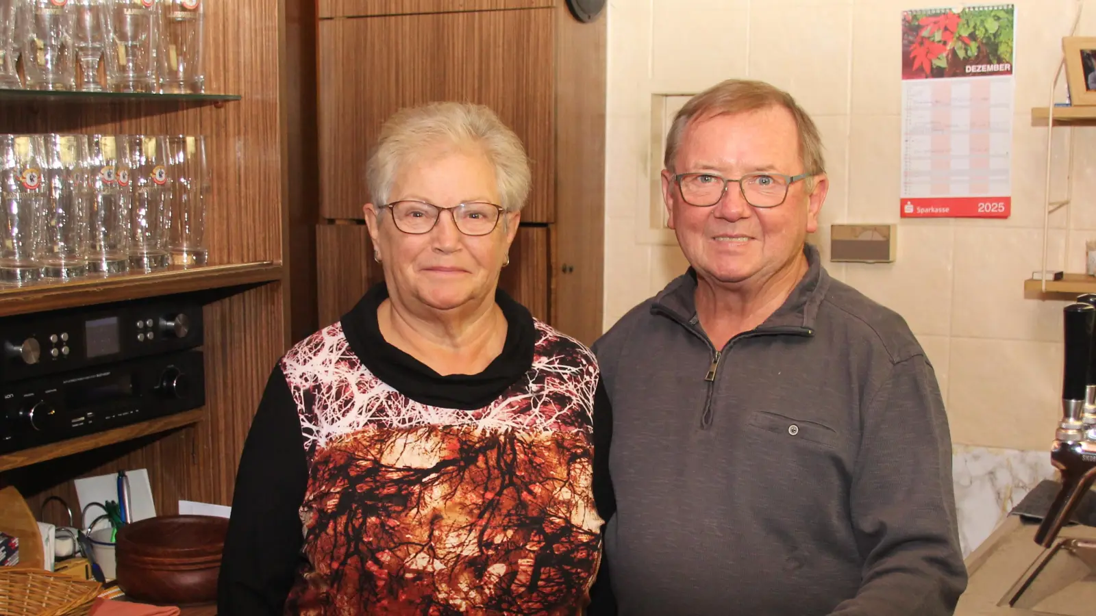 Hinterm Tresen kennt man Walli und Willi Helmreich in Merkendorf. Mit dem Jahresende haben sie die Gastwirtschaft „Sonne” nun zugesperrt. Sie wollen ihre neue Freizeit intensiv genießen. (Foto: Robert Maurer)