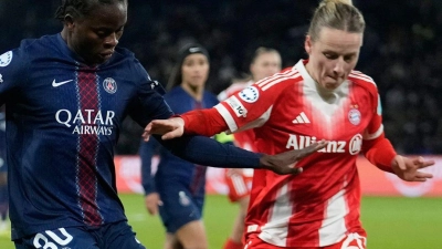 Enges Duell: Bayerns Franziska Kett (r) im Zweikampf mit PSG-Spielerin Merveille Kanjinga. (Foto: Michel Euler/AP/dpa)