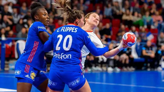 Die deutschen Handballerinnen um Alina Grijseels verloren in Nancy. (Foto: Marco Wolf/dpa)