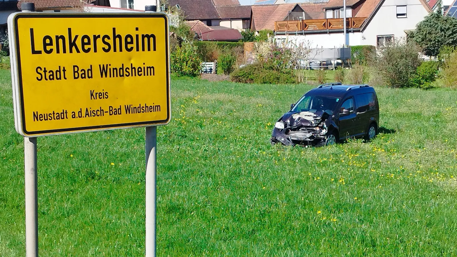 Ein VW geriet in den Gegenverkehr und prallte frontal mit einem entgegenkommenden Lkw zusammen. Er landete durch die Wucht des Aufpralls in der Wiese neben der Straße.  (Symbolbild: Mirko Fryska)